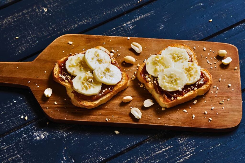 Descubra a Combinação Perfeita de Doçura e Textura neste Sanduíche de Manteiga de Amendoim e Banana! Você vai adorar!