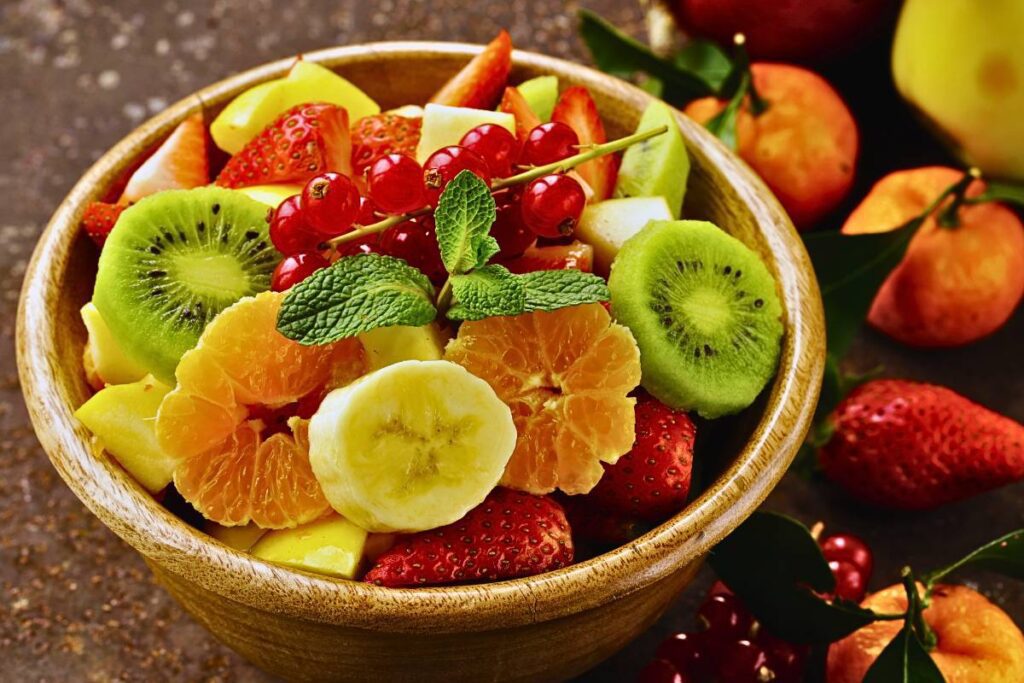 Revigore-se com a Doçura Natural e o Toque Cítrico Vibrante, desta Salada de Frutas com Molho de Limão e Hortelã! 