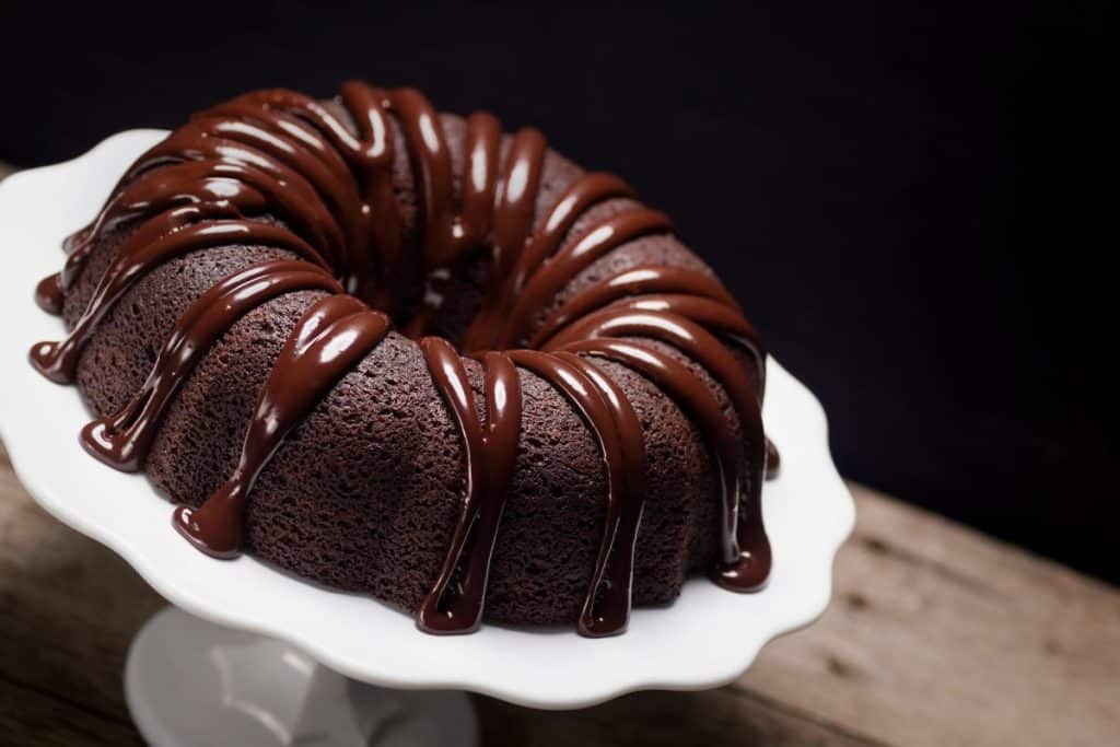 Surpreenda seus convidados com esse Bolo de Chocolate com Cobertura Cremosa de Ganache!