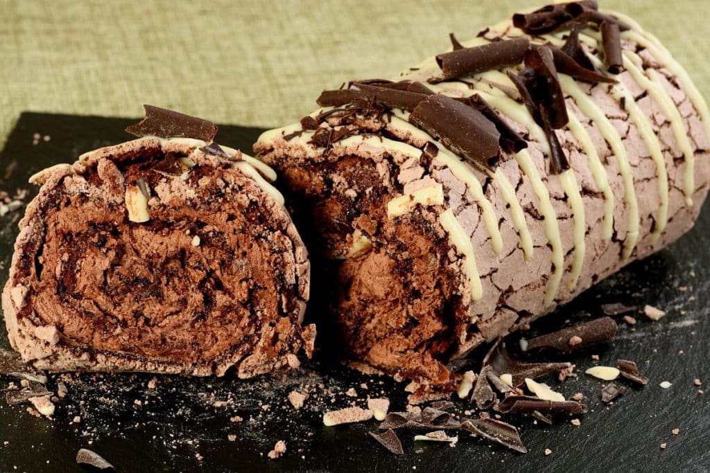 Com um recheio cremoso e uma cobertura deliciosa, esse rocambole de chocolate é perfeito! Surpreenda-se com cada fatia!