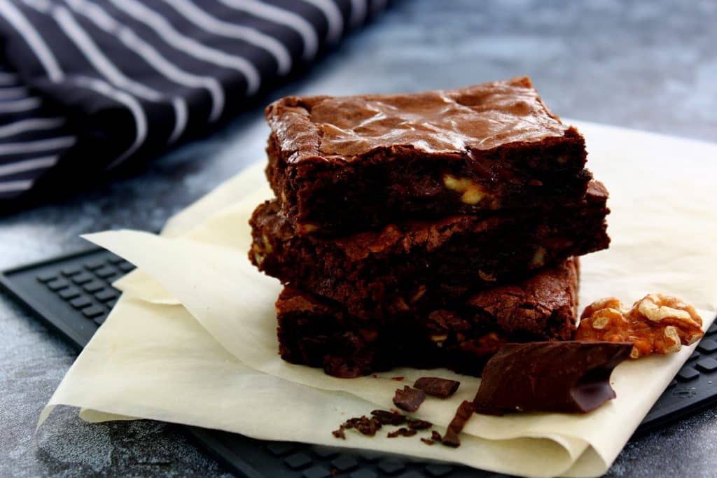 Surpreenda-se com esse brownie de chocolate com nozes! Com um sabor único, é a receita ideal para surpreender a todos.