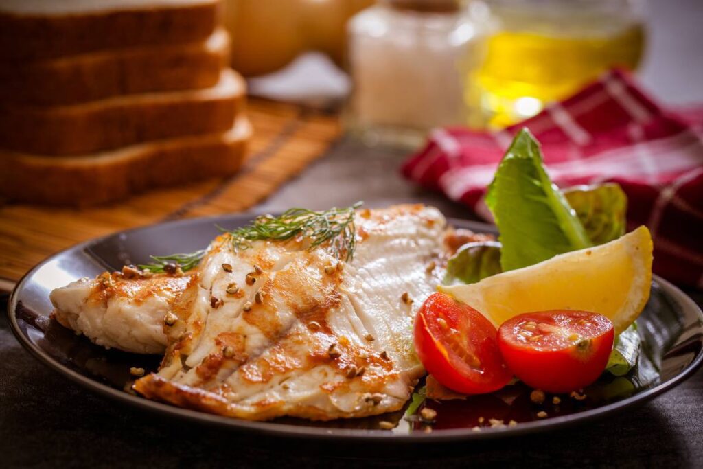 Este prato de peixe grelhado com legumes na manteiga é uma opção saudável e deliciosa para um jantar rápido.