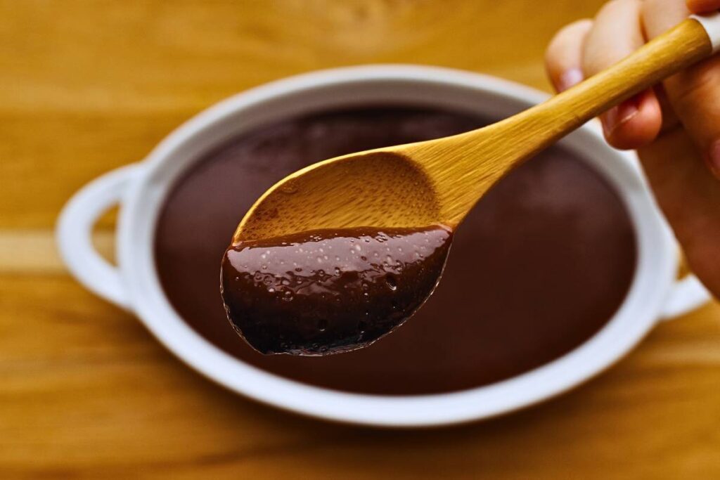 Aprenda a fazer o Brigadeiro de Colher cremoso e saboroso em apenas 15 minutos. Uma sobremesa irresistível para todos os amantes de chocolate!