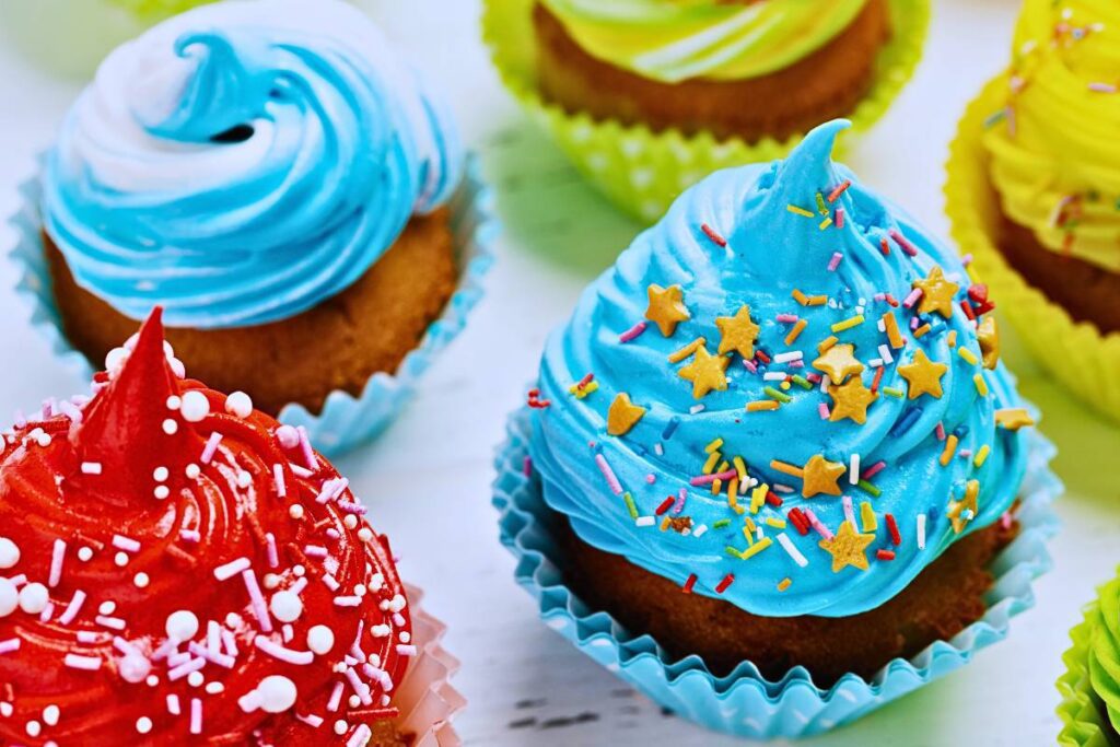 Alegria em Cada Mordida: Cupcakes de Baunilha com Buttercream Colorido, Irresistíveis!