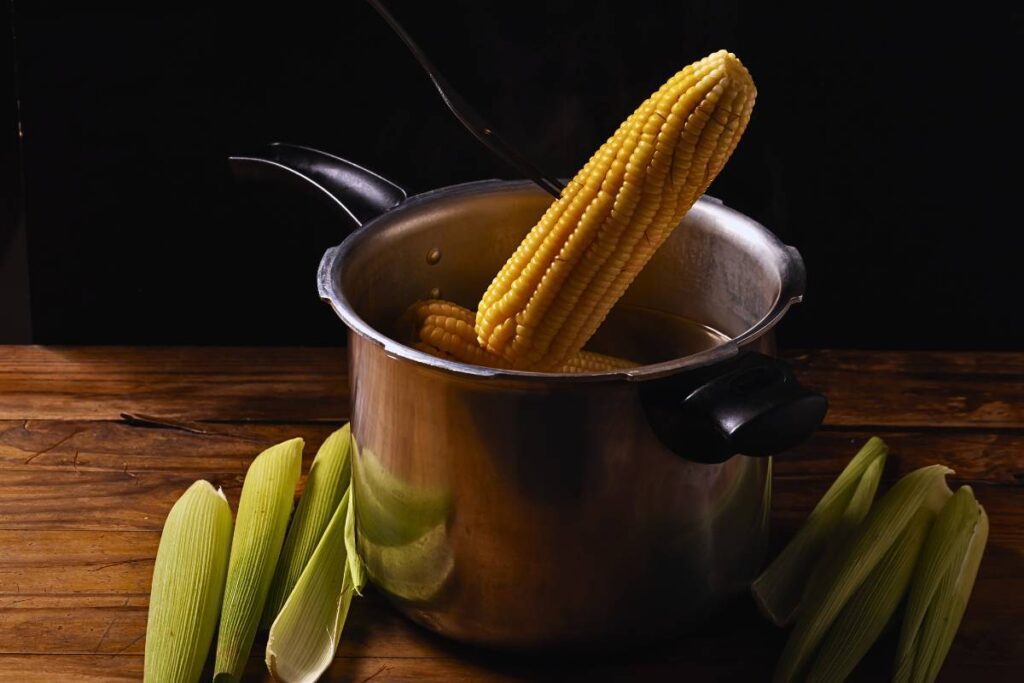 Transforme o milho verde em uma estrela com esta receita rápida e fácil de milho cozido na pressão. Perfeito para surpreender e deliciar!