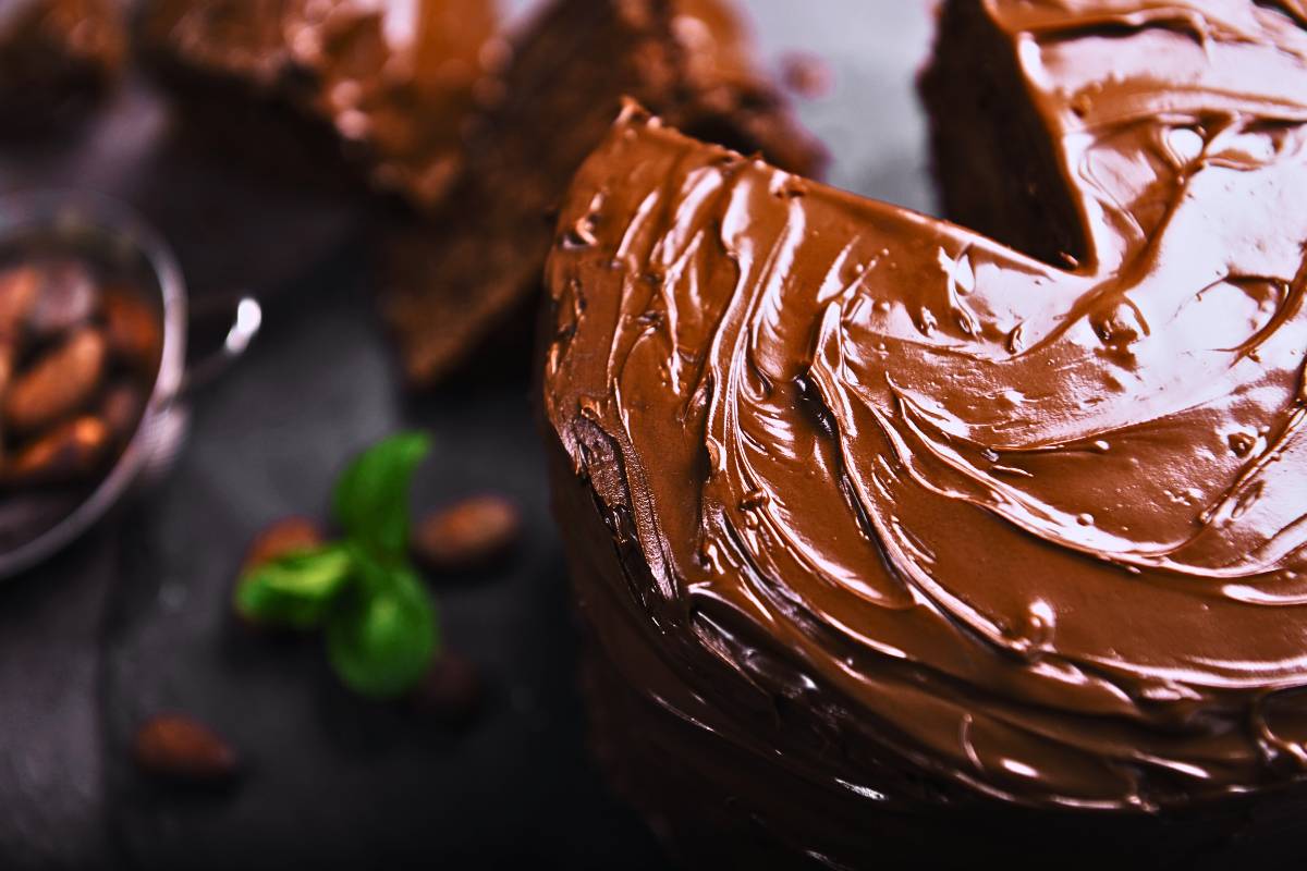 Venha conferir o passo a passo dessa deliciosa Torta Cremosa de Chocolate! Seus convidados vão lamber os dedos e pedir bis! Acredite!
