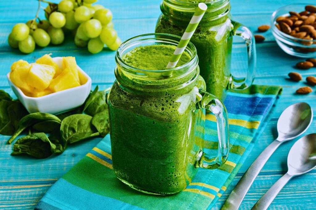 Um smoothie verde cheio de nutrientes para um detox eficaz e saboroso!