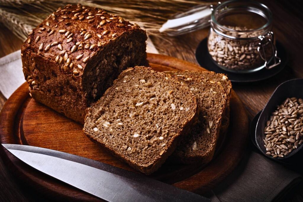 Uma receita de pão integral com sementes, fácil de fazer e perfeita para um café da manhã saudável!