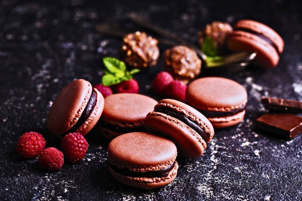 Surpreenda-se com a Combinação Harmoniosa de Chocolate e Framboesa nestes Macarons Irresistíveis!