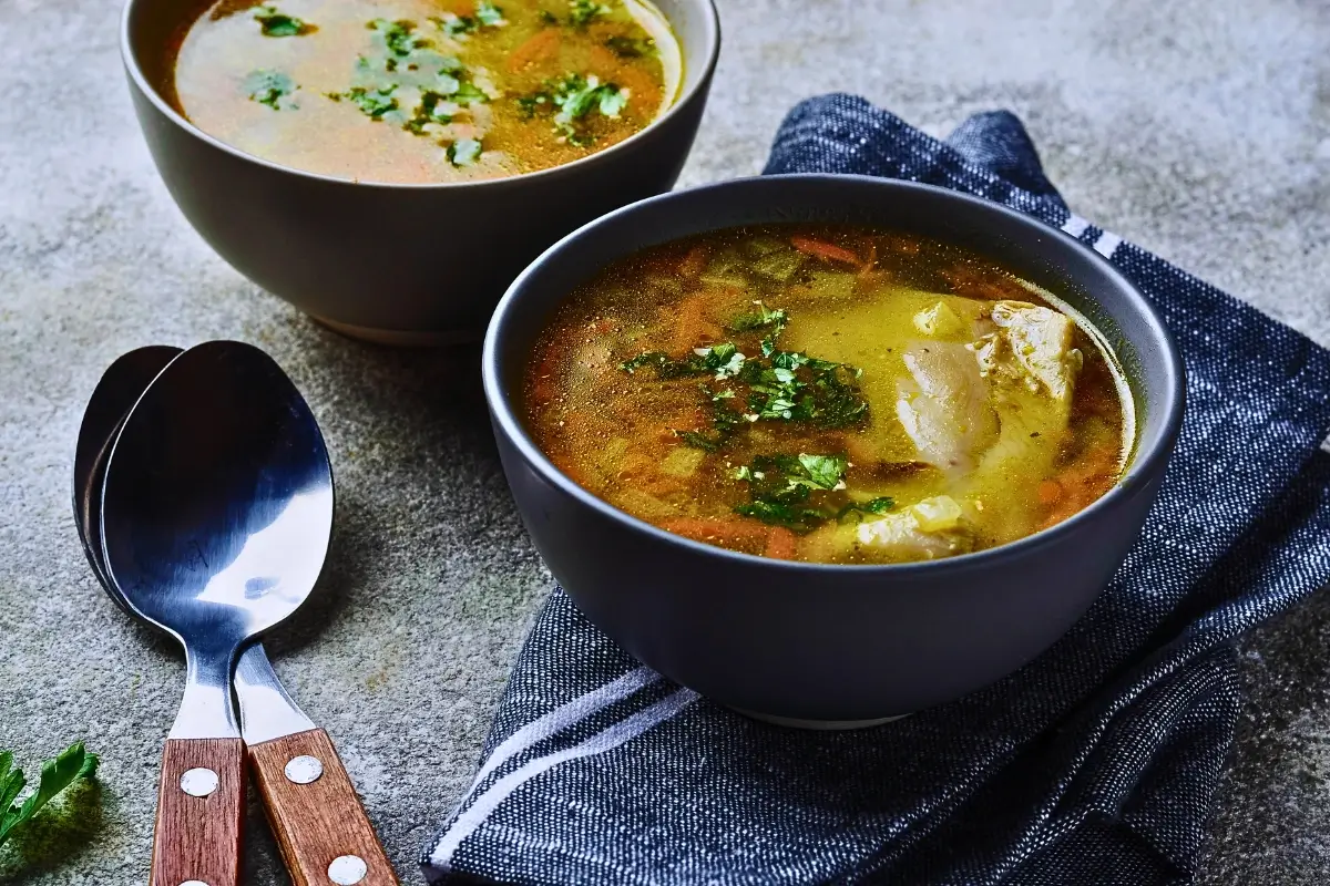 Caldo de Pé de Frango: Aqueça Seu Coração com Esta Delícia!