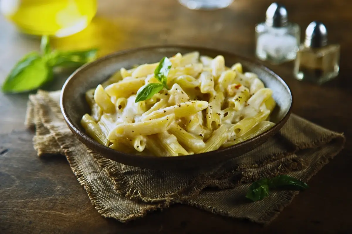 Rápido e Irresistível: Macarrão com Creme de Leite em Minutos!