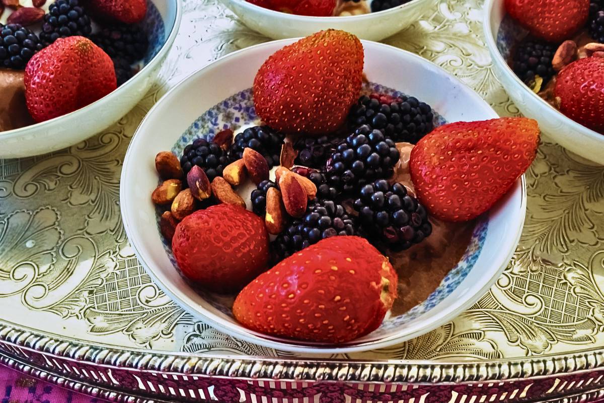 Sedução Congelada: Sorvete de Chocolate com Frutas Vermelhas!