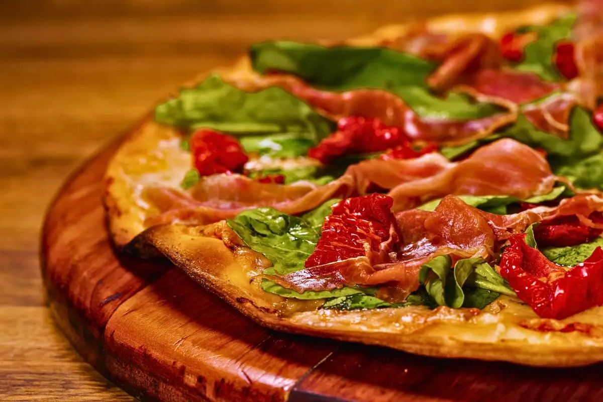 Delicie-se com a Inovadora Pizza de Rúcula com Tomate Seco! Um Toque Gourmet em Sua Mesa: Sabor, Cor e Textura!