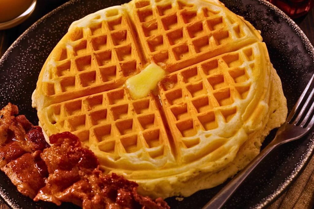 Sanduicheira Mágica: Waffle de Queijo com Bacon! Conquiste seu paladar com um toque de bacon e queijo na sanduicheira!