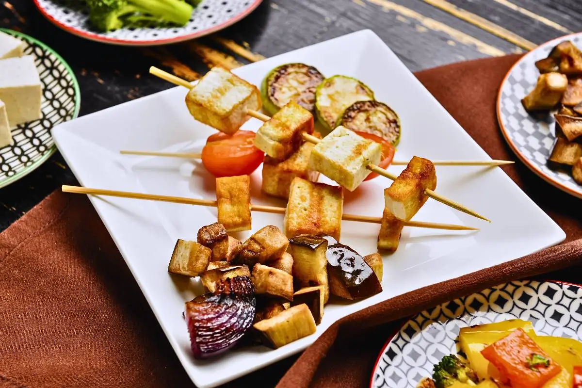 Inove na Cozinha: Espetinho de Tofu com Legumes Irresistíveis! Uma Jornada de Texturas e Nutrientes em Cada Mordida!