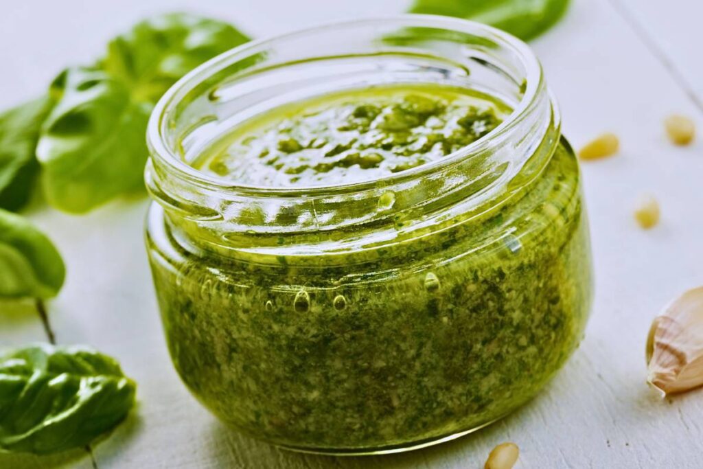 Transforme o Comum em Extraordinário com Pesto! Faça hoje: Molho Pesto Clássico com Manjericão e Pinhões, delicioso!