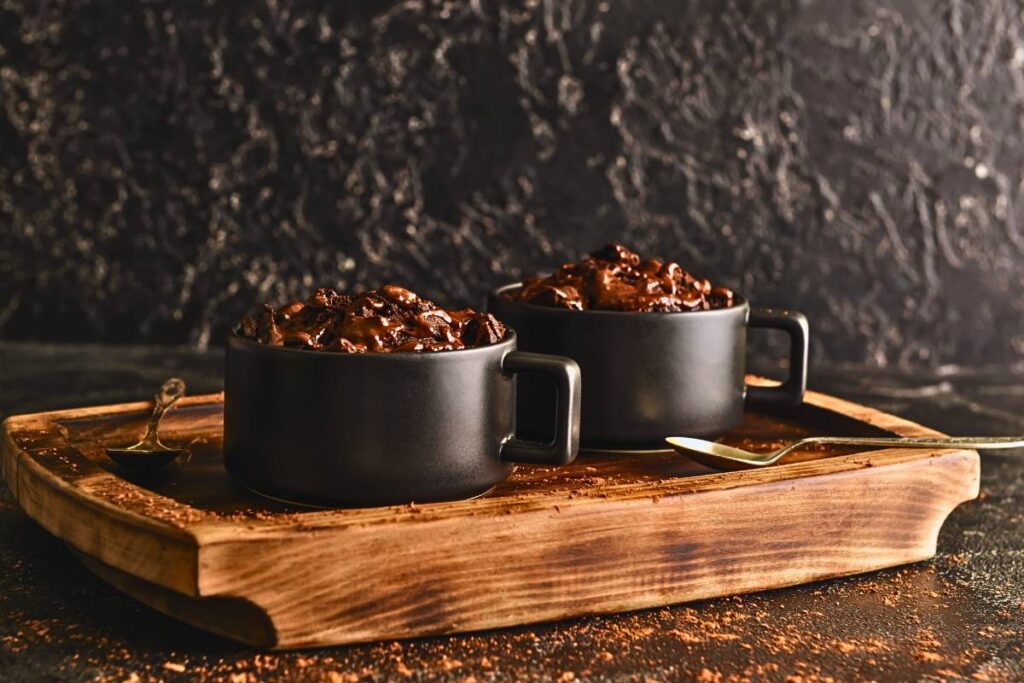 Satisfaça seu Desejo por Chocolate, prepare agora esta Receita de bolo de caneca com cobertura de chocolate! Simples e Delicioso!