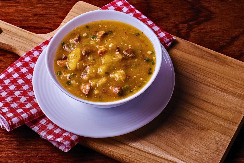 Descubra o Encanto da Sopa de Mandioquinha com Carne-Seca: Uma Composição Perfeita de Sabores Tradicionais!