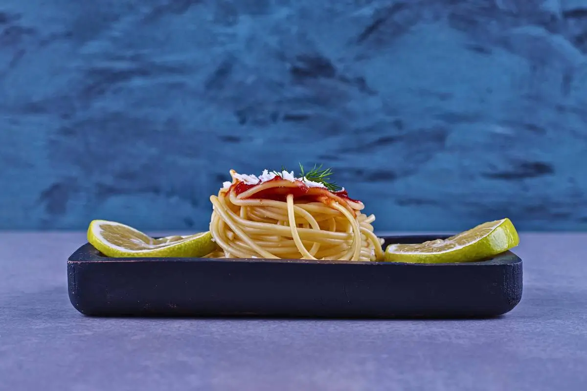 Sabores Refrescantes: Descubra o Espaguete de Arroz com Molho de Limão e Ervas!
