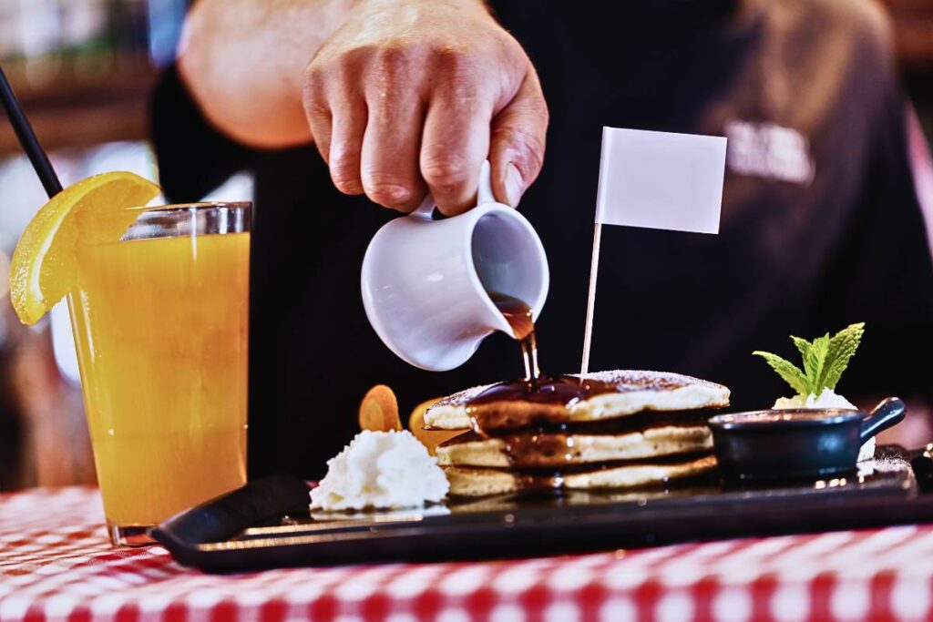 Descubra o Sabor Autêntico das Panquecas Americanas com um Toque de Xarope de Bordo