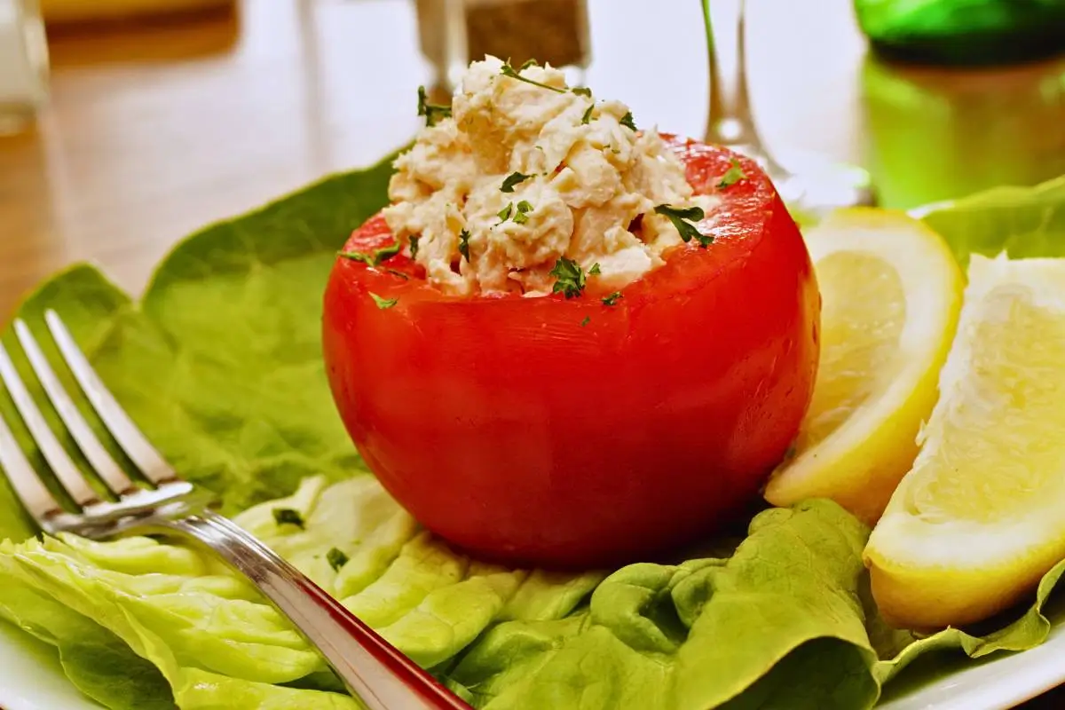 Delícia ao Almoço: Tomate Recheado com Atum, Simples e Saboroso!
