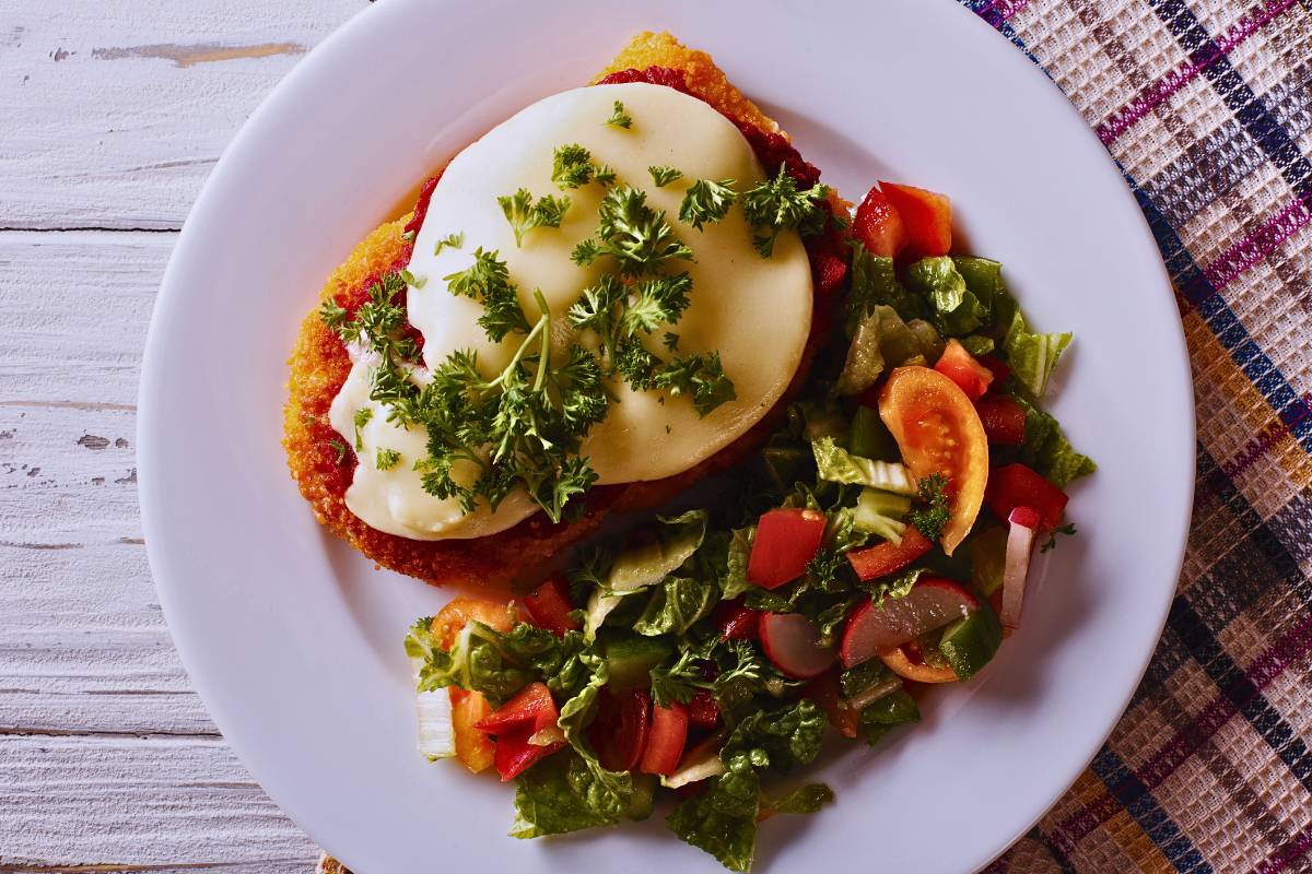 Sabor e Nutrição: Transforme sua Refeição com Frango à Parmegiana e Molho de Espinafre. O Par Perfeito em Cada Garfada!