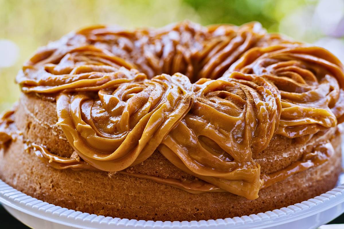 Descubra o Doce Prazer: Bolo de Churros com Doce de Leite!