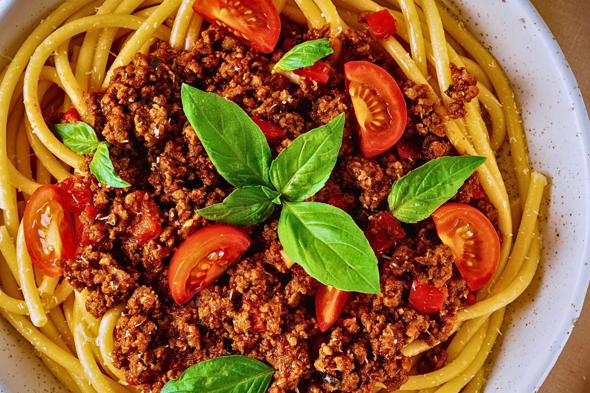 Delícias da Cozinha: Macarrão à Bolonhesa de Carne Moída!