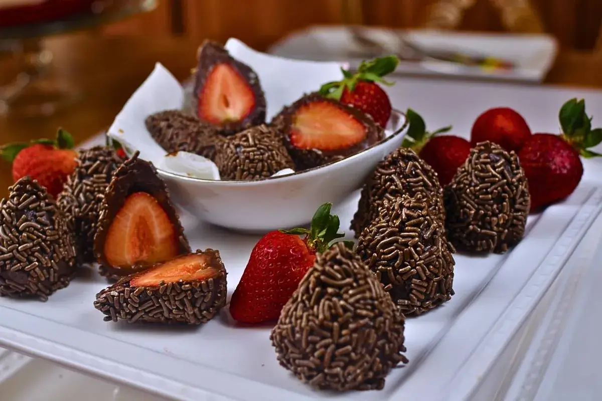 Coxinha de Brigadeiro Fit Com Morango: Delícia Saudável que Surpreende!