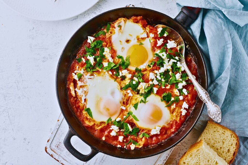 Shakshuka: Descubra como Este Prato Vibrante Pode Transformar seu Café da Manhã em Uma Experiência Única e Saborosa!