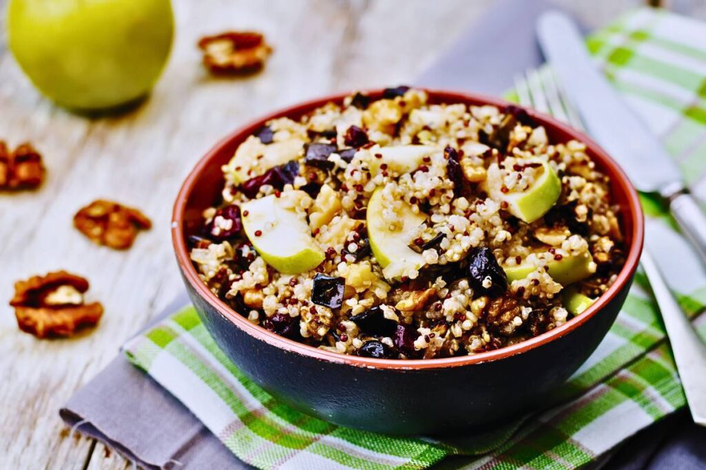 Delicie-se com a leveza exótica: Salada de Quinoa com Cranberries e Nozes reinventada!