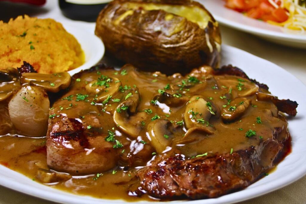 Saboreie Cada Momento com o Bife com Molho de Cogumelos: Uma Combinação Clássica e Irresistível!