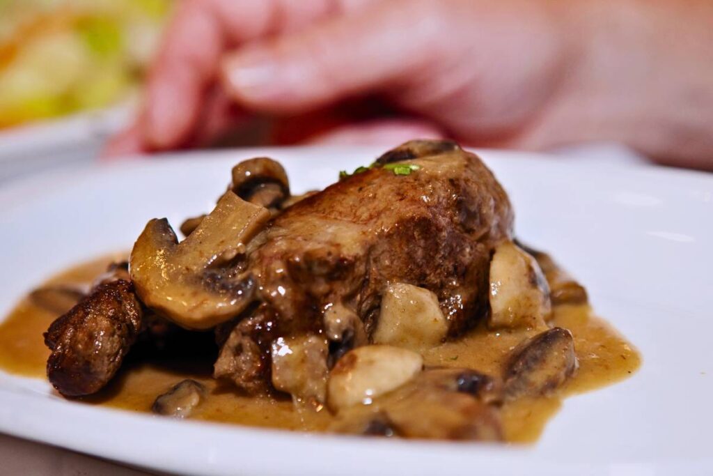 Transforme Seu Jantar em um Evento Especial com Carne de Boi e Molho de Cogumelos!