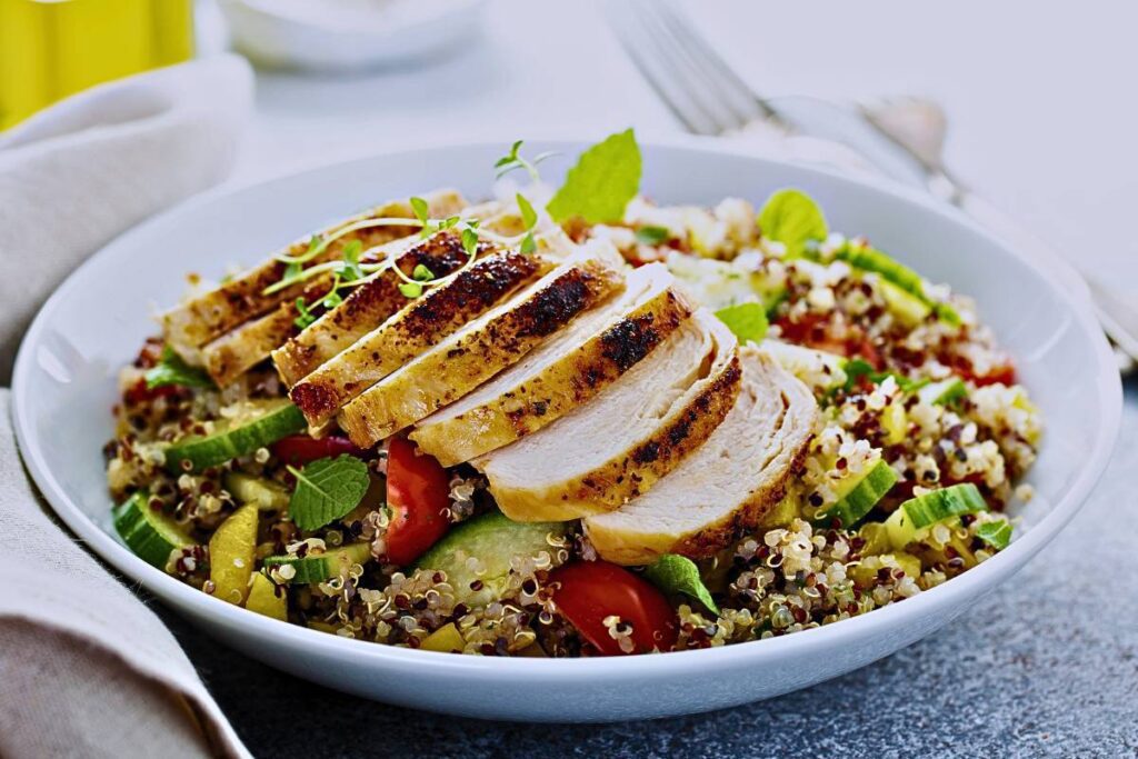 Experimente o Equilíbrio Ideal com Frango Grelhado e Salada de Quinoa: Uma Combinação Saborosa e Saudável!