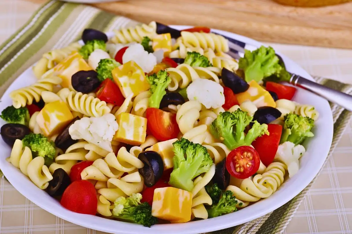 Transforme Sua Mesa com a Vibrante Salada de Macarrão! Uma Explosão de Cores e Sabores para Refrescar Seu Dia!