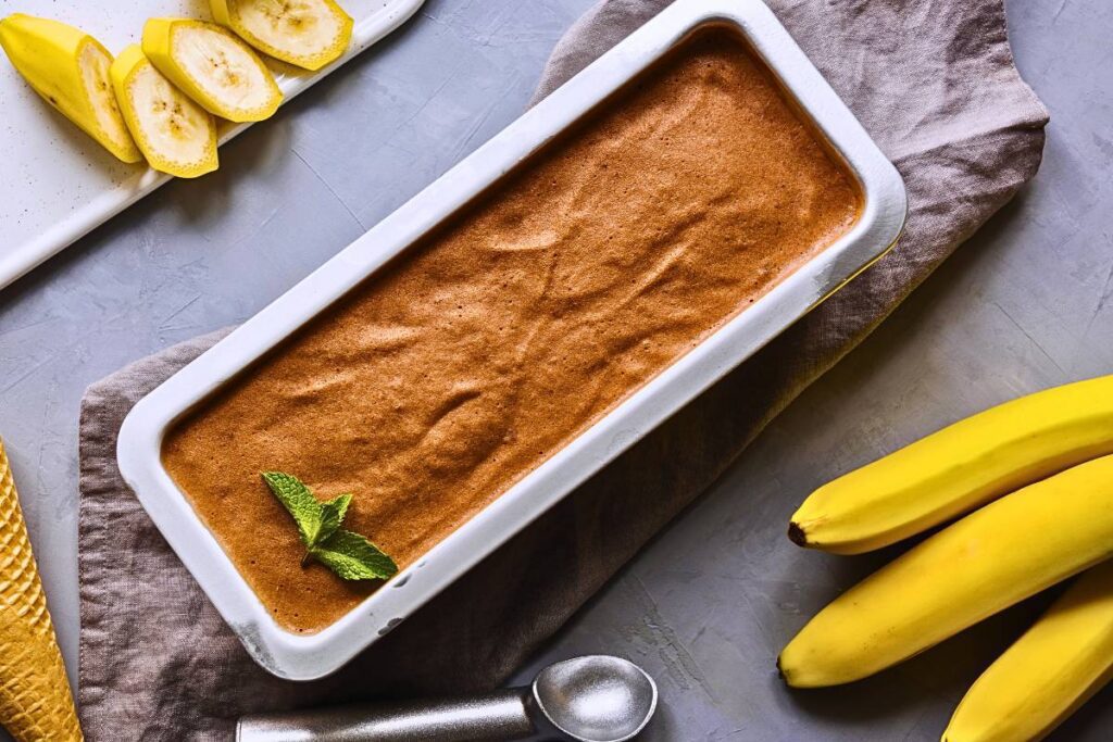 Surpreenda-se com a Combinação Perfeita de Banana e Cacau Neste Sorvete Delicioso e Saudável!