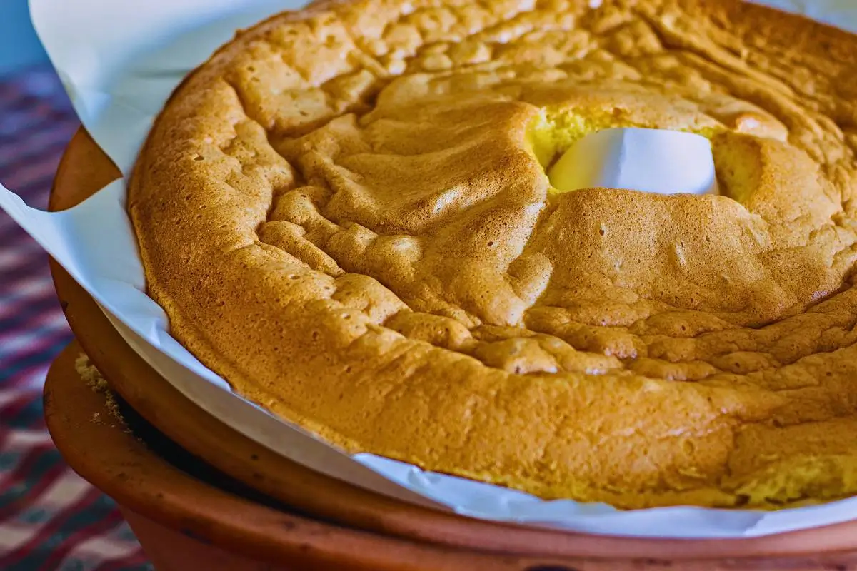 Surpreenda-se com o Delicioso Bolo de Pão de Queijo!