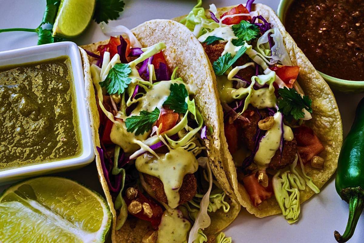 Mar e Terra: Tacos de Peixe com Molho de Abacate! Delícia!