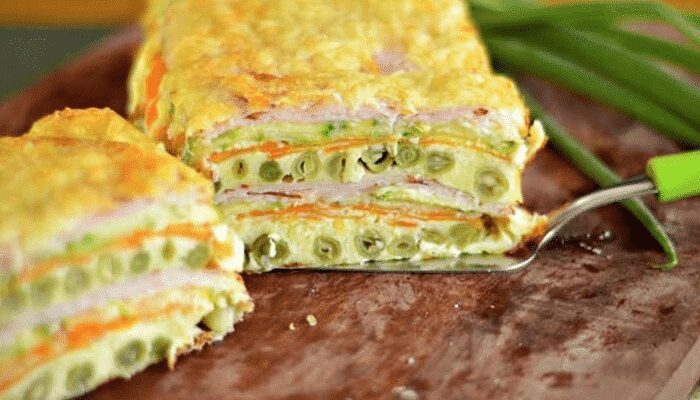 Seu almoço vai ficar incrível com esta receita de omelete de forno em camadas. CONFIRA!