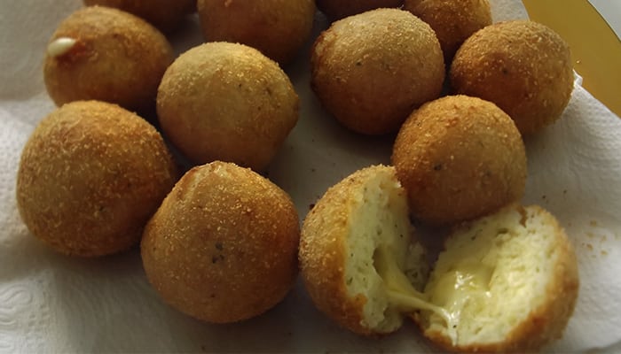 Bolinhas de queijo de liquidificador. Você vai adorar!