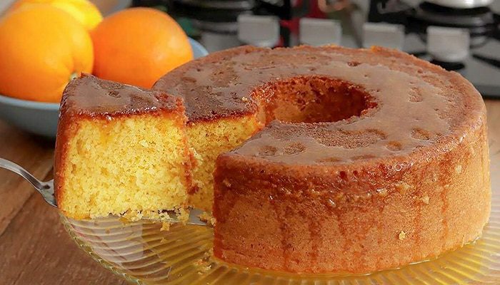 Arrebentando com saboroso bolo de fubá com calda de laranja. Veja aqui!