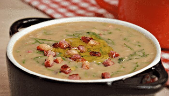 Saboroso Caldinho de feijão com bacon. Você vai amar!