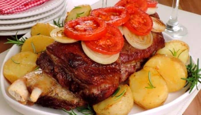 Saborosa costela assada com batata e tomate. Você vai adorar!