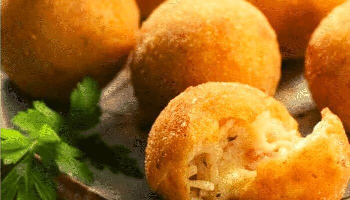 Bolinho de miojo com recheio cremoso. Venha conferir!