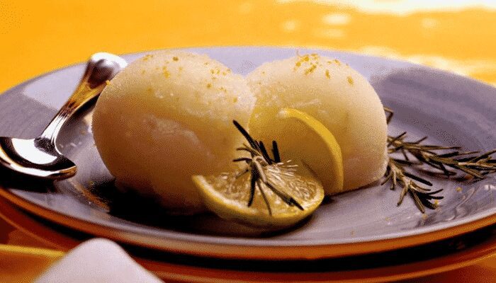 Que tal provar essa gostosura ainda hoje? Faça hoje esse Sorbet de alecrim e limão! Confira!