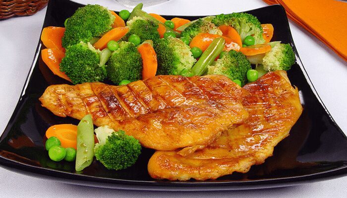 Salve essa receita de peito de frango com brócolis e cenoura pra mais tarde! Você vai adorar!