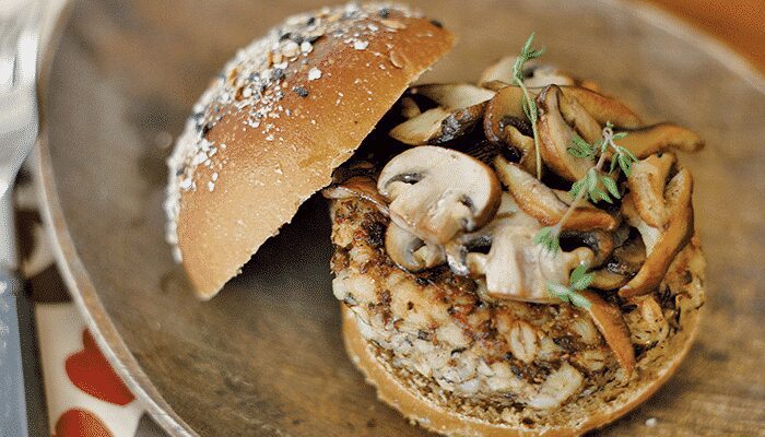 Delicioso Hambúrguer vegetariano de cogumelo com cevada Barrinhas de cereal! É uma delícia! Confira!