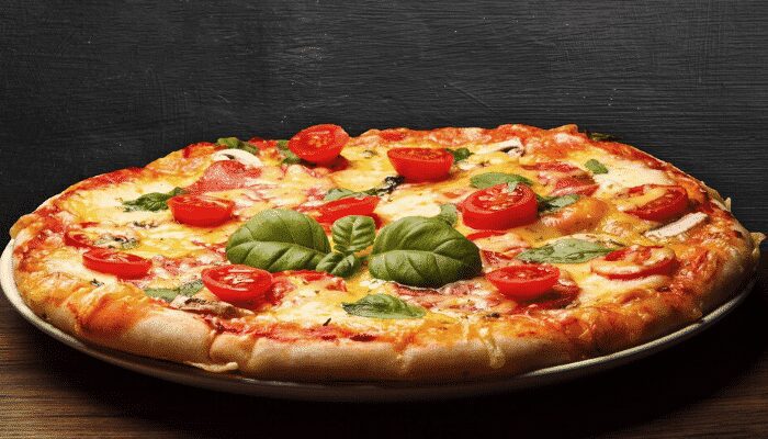 Deliciosa Pizza caprese caseira, além de prática é muito fácil de fazer! Confira!