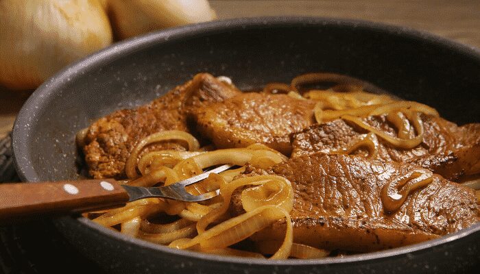 Delícia! Bife acebolado e arroz de couve flor! Confira!