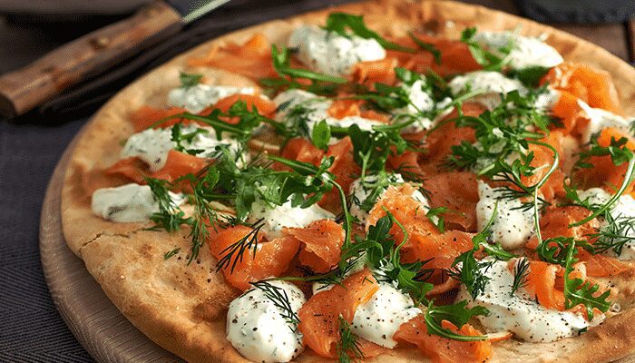 Veja como é fácil fazer essa deliciosa Pizza de salmão grelhado! Surpreenda-se, faça agora!